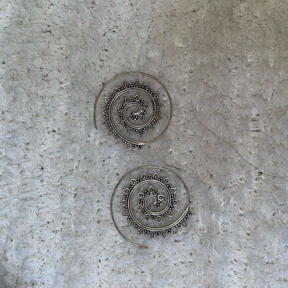 Silver hoop shell shape drop earrings - Picture 3 of 3